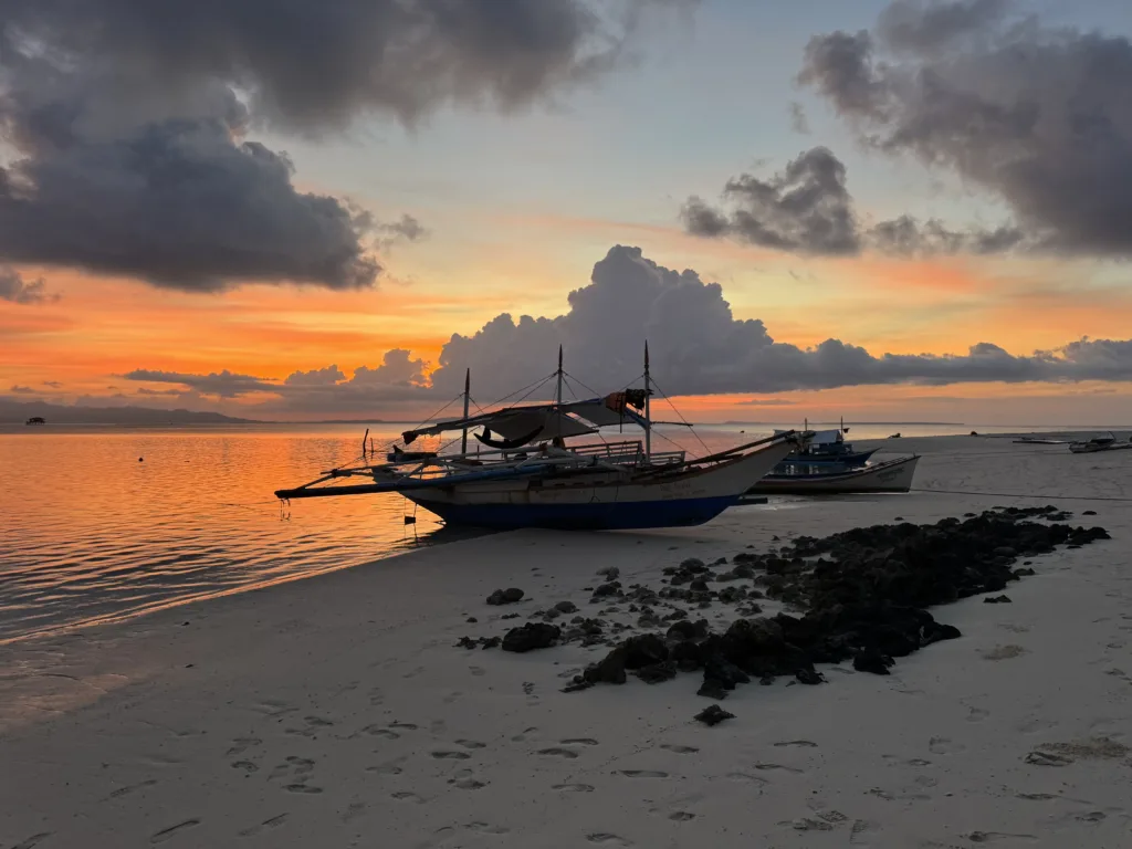 Balabac, Philippines : Guide complet du paradis caché en 2025 8 couché de soleil sur l'ile de "Onok Island" à Balabac