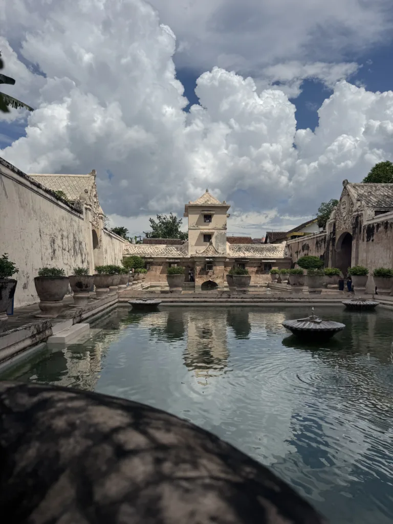 Taman Sari à Yogyakarta : Le palais d’eau caché des sultans 8 Bassin principal de Taman Sari à Yogyakarta, Indonésie