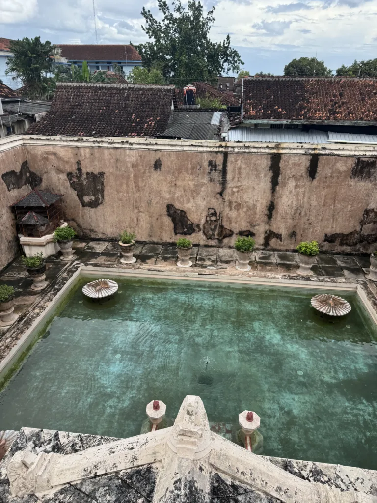 Taman Sari à Yogyakarta : Le palais d’eau caché des sultans 11 Petit Bassin de Taman Sari à Yogyakarta