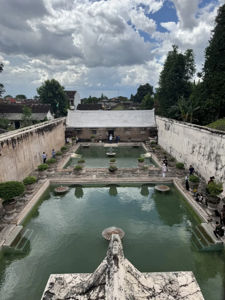 Taman Sari à Yogyakarta : Le palais d’eau caché des sultans 9 Bassin principal de Taman Sari à Yogyakarta, Indonésie (vue d'en haut)