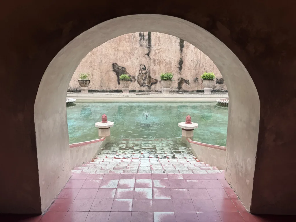 Taman Sari à Yogyakarta : Le palais d’eau caché des sultans 10 Le petit bassin de Taman Sari à Yogyakarta, Indonésie