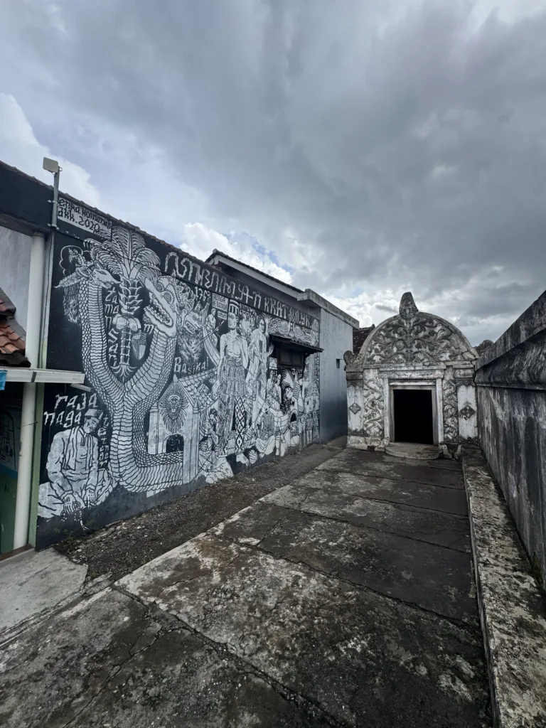 Taman Sari à Yogyakarta : Le palais d’eau caché des sultans 13 fresque dans le palais Taman Sari