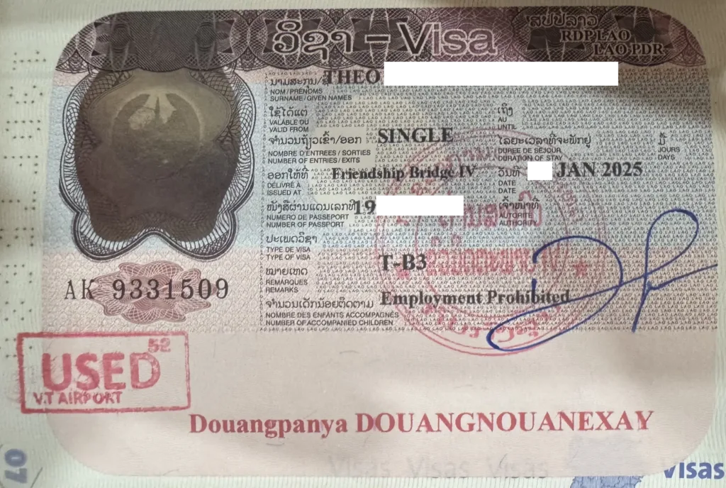 Les Visas pour le Laos 11 Visa Laos apposé sur le passeport à l'arrivée