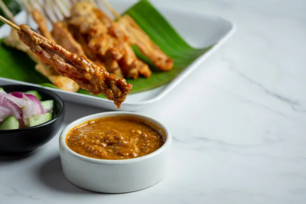 sauce satay (sauce avec des cacahuètes)