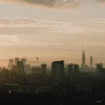 La silhouette des gratte-ciel de Kuala Lumpur dans une atmosphère brumeuse au lever du jour, image d'illustration