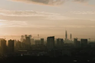 La silhouette des gratte-ciel de Kuala Lumpur dans une atmosphère brumeuse au lever du jour, image d'illustration