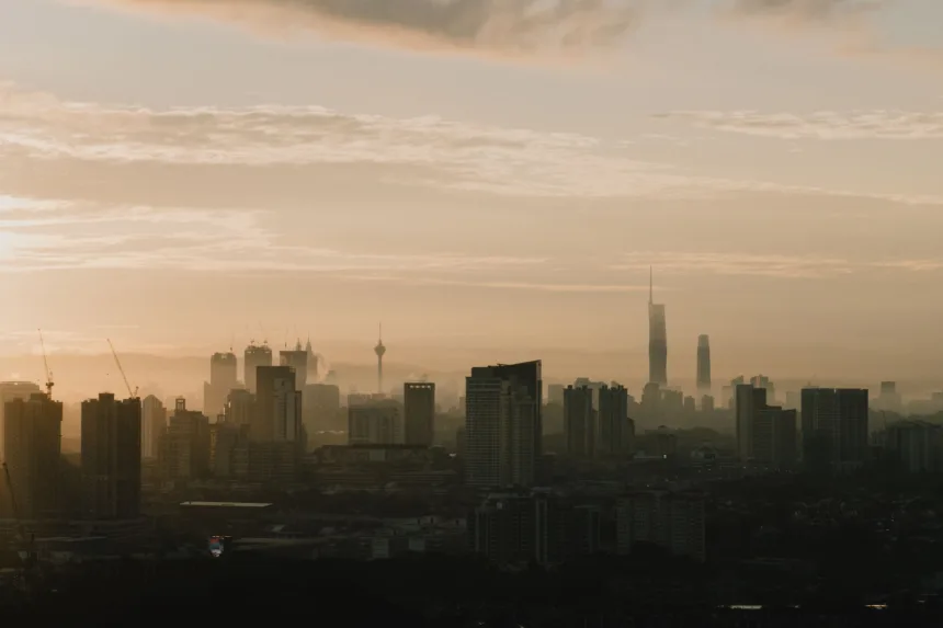 La silhouette des gratte-ciel de Kuala Lumpur dans une atmosphère brumeuse au lever du jour, image d'illustration