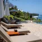 La piscine et les jardins d'un complexe hôtelier à Bali, en Indonésie