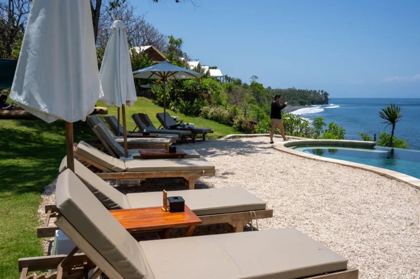La piscine et les jardins d'un complexe hôtelier à Bali, en Indonésie