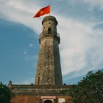 Image d'illustration : la tour du drapeau de Nam Dinh, ancien chef-lieu de la province où se trouve l'église de Hai Ly