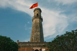 Image d'illustration : la tour du drapeau de Nam Dinh, ancien chef-lieu de la province où se trouve l'église de Hai Ly