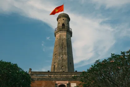 Image d'illustration : la tour du drapeau de Nam Dinh, ancien chef-lieu de la province où se trouve l'église de Hai Ly