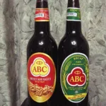 Deux bouteilles de sauce soja indonésienne cote à cote, kecap manis sucré et kecap asin salé