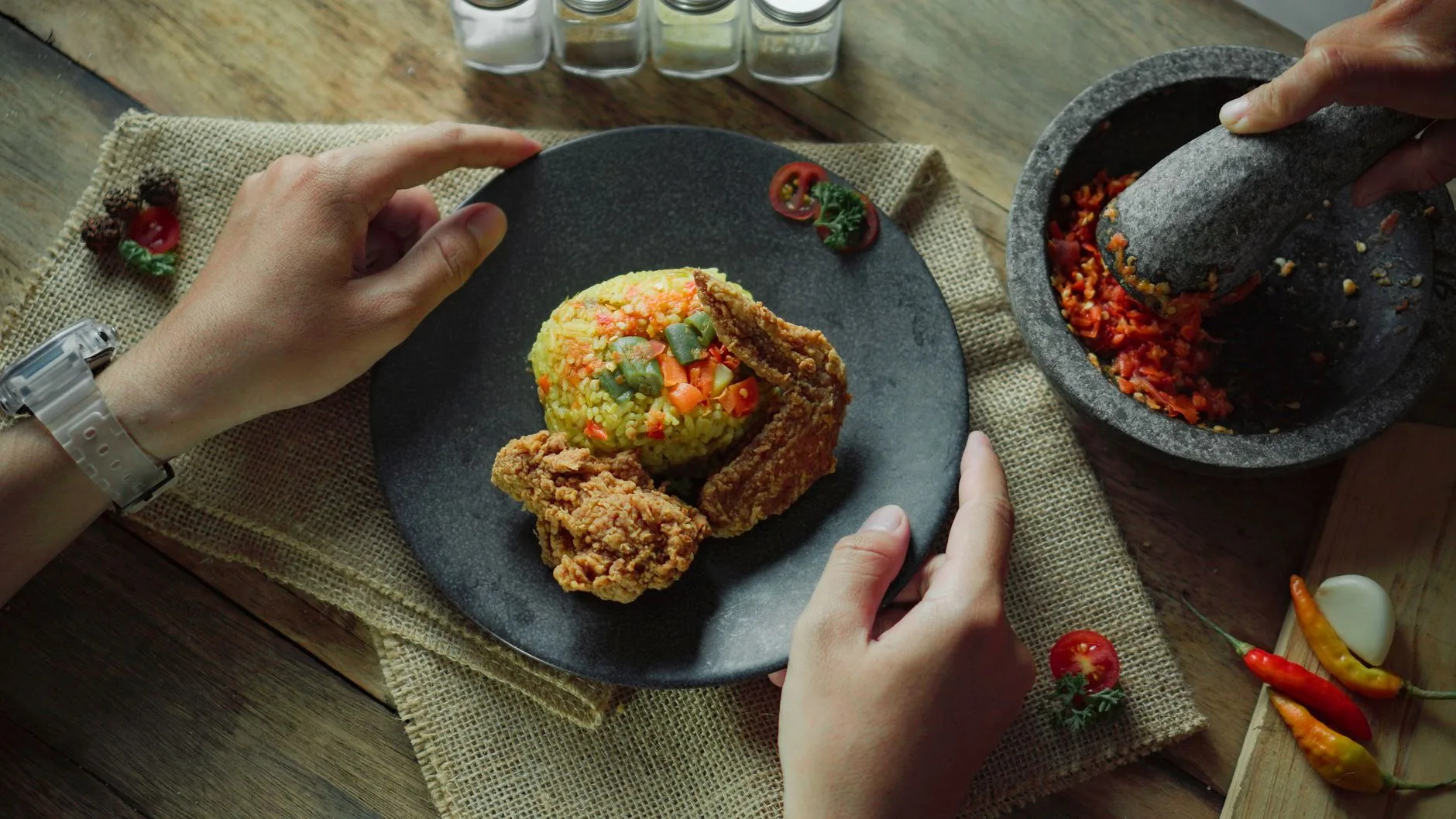 Kecap manis : le soja sucré indonésien et ses substituts 9 Un plat de nasi goreng, riz frit indonésien à la couleur brun foncé caractéristique du kecap manis