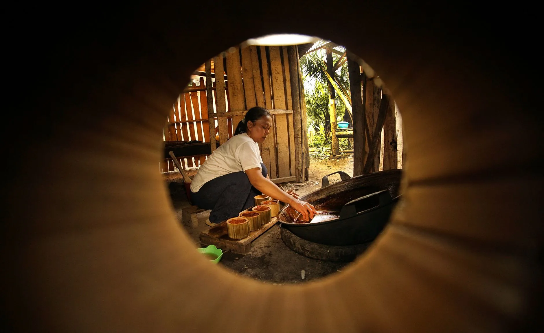 Kecap manis : le soja sucré indonésien et ses substituts 8 Fabrication artisanale de sucre de palme en Indonésie, l'ingrédient qui donne au kecap manis sa texture sirupeuse