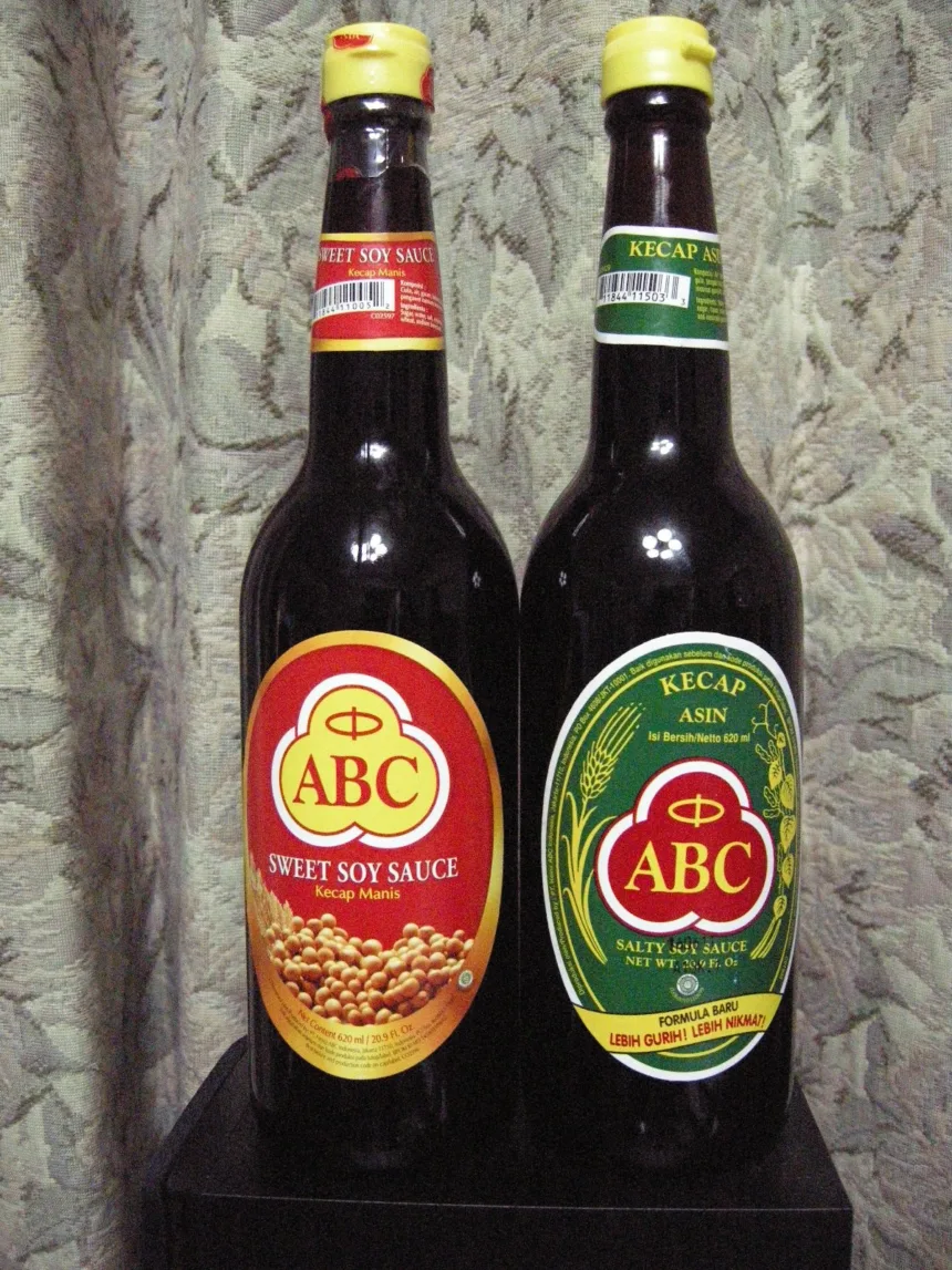 Deux bouteilles de sauce soja indonésienne cote à cote, kecap manis sucré et kecap asin salé