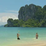 Une partie de volley sur la plage d'Ao Nang, à Krabi, devant les falaises calcaires