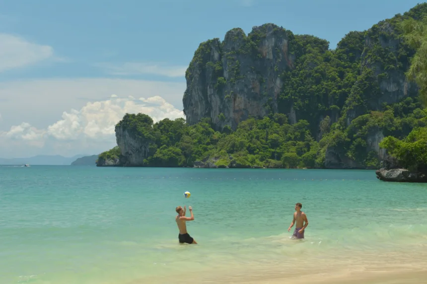Une partie de volley sur la plage d'Ao Nang, à Krabi, devant les falaises calcaires
