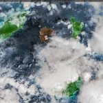 Le volcan Anak Krakatau émergeant du détroit de la Sonde, en Indonésie