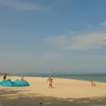 Des kitesurfeurs sur une plage de la province de Binh Thuan, où se trouve Mui Ne, image d'illustration