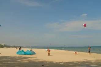 Des kitesurfeurs sur une plage de la province de Binh Thuan, où se trouve Mui Ne, image d'illustration