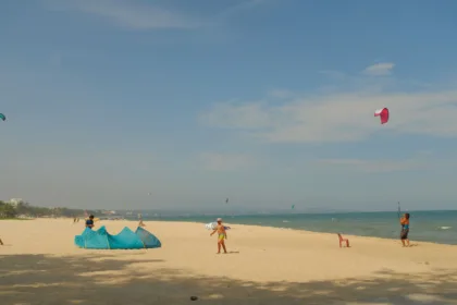 Des kitesurfeurs sur une plage de la province de Binh Thuan, où se trouve Mui Ne, image d'illustration