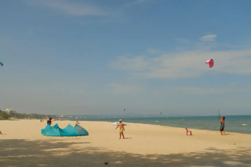 Des kitesurfeurs sur une plage de la province de Binh Thuan, où se trouve Mui Ne, image d'illustration