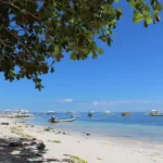 Une plage de l'île de Panglao, à Bohol, avec des bateaux amarrés près du rivage