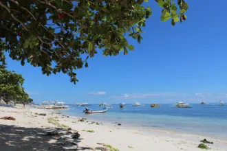 Une plage de l'île de Panglao, à Bohol, avec des bateaux amarrés près du rivage