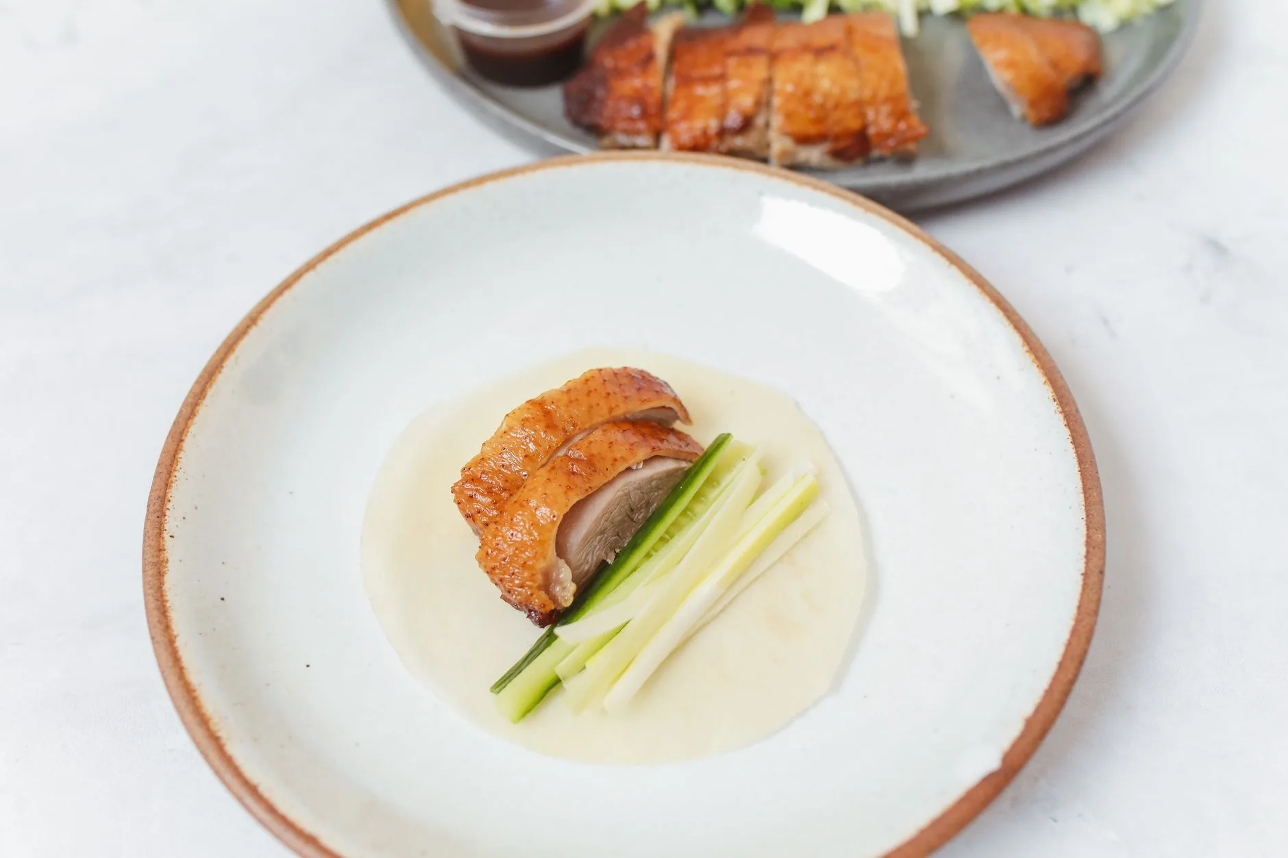 Sauce hoisin : ce qu'il y a dedans et comment l'utiliser 9 Gros plan sur un canard laqué croustillant servi avec ses légumes frais
