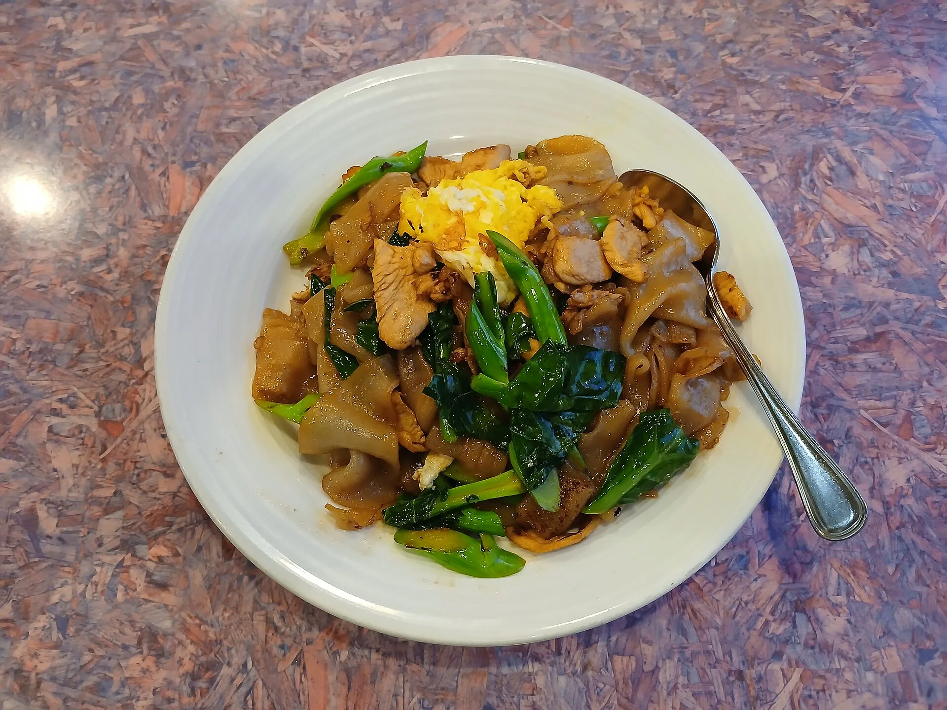 Sauce d'huître : à quoi elle sert vraiment en cuisine asiatique 8 Un plat de nouilles plates sautées au poulet et au chou chinois