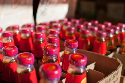 Une bouteille de sauce d'huître brune posée près d'un wok