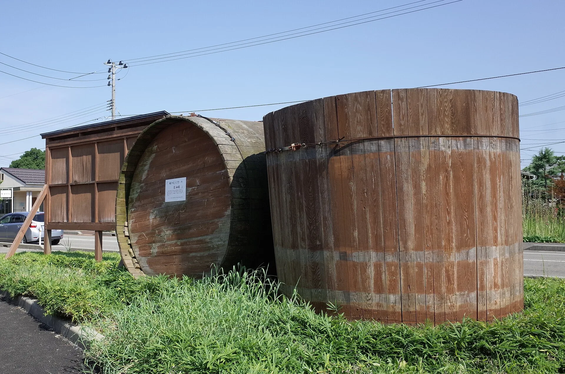 Sauce soja claire ou foncée : laquelle pour quel plat 9 Deux grandes cuves de fermentation en bois posées en plein air au bord d'une route