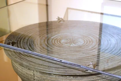 Un tambour de bronze de la culture de Dong Son, orné de motifs géométriques concentriques