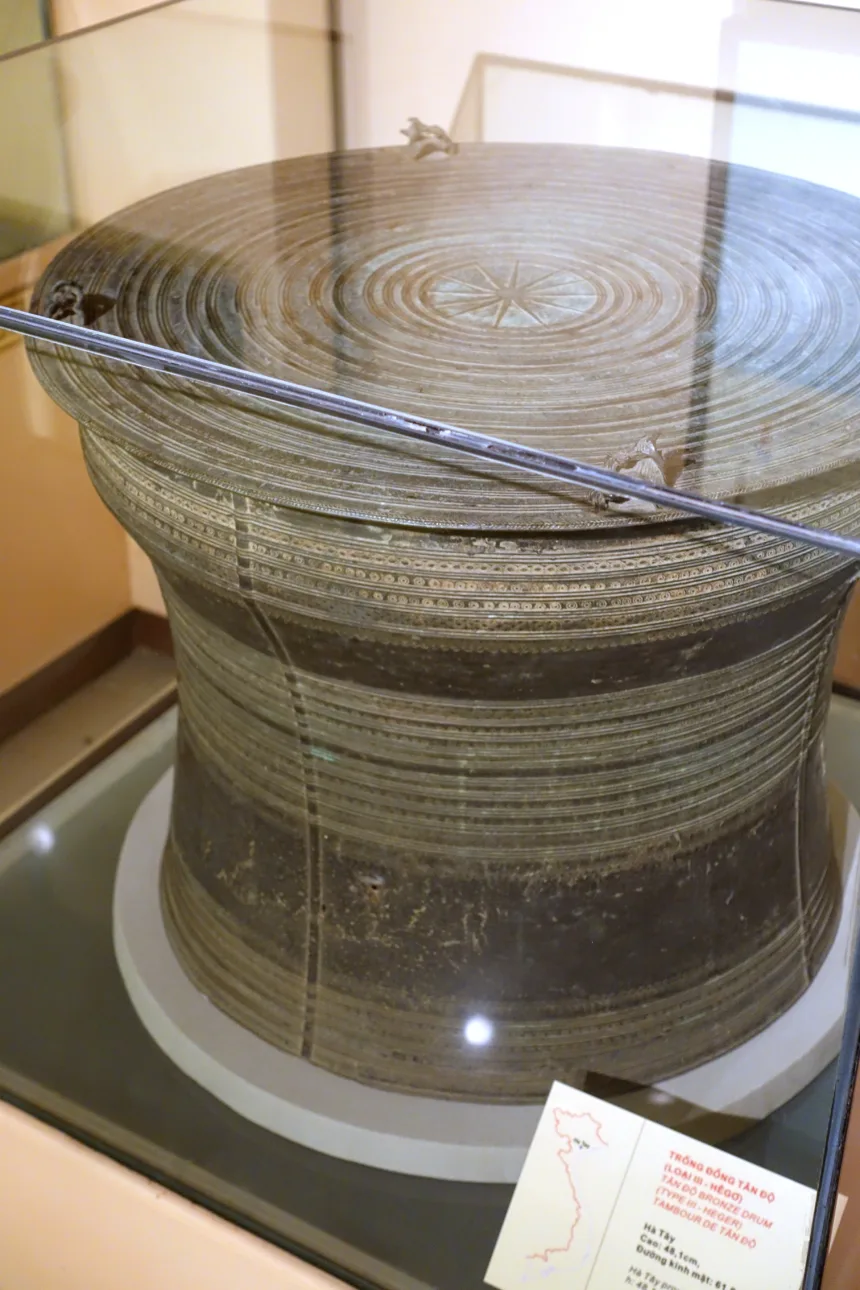 Un tambour de bronze de la culture de Dong Son, orné de motifs géométriques concentriques