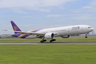 Un Boeing 777 de Thai Airways à l'atterrissage sur la piste d'un aéroport