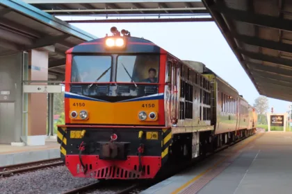 Un train à quai sur la ligne ferroviaire reliant la Chine au Laos