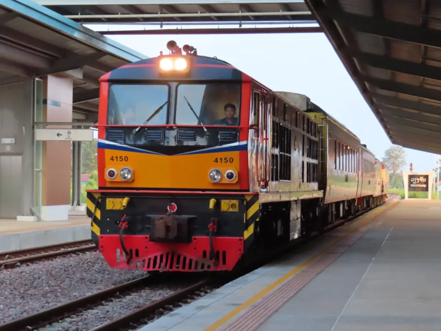 Un train à quai sur la ligne ferroviaire reliant la Chine au Laos
