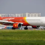 Un Airbus A321 aux couleurs rouge et jaune de Vietjet Air