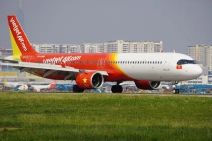 Un Airbus A321 aux couleurs rouge et jaune de Vietjet Air