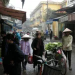 Une rue animée du vieux quartier de Hanoï, au Vietnam. Image d'illustration.
