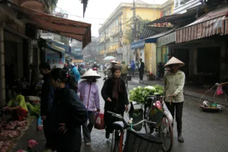 Une rue animée du vieux quartier de Hanoï, au Vietnam. Image d'illustration.