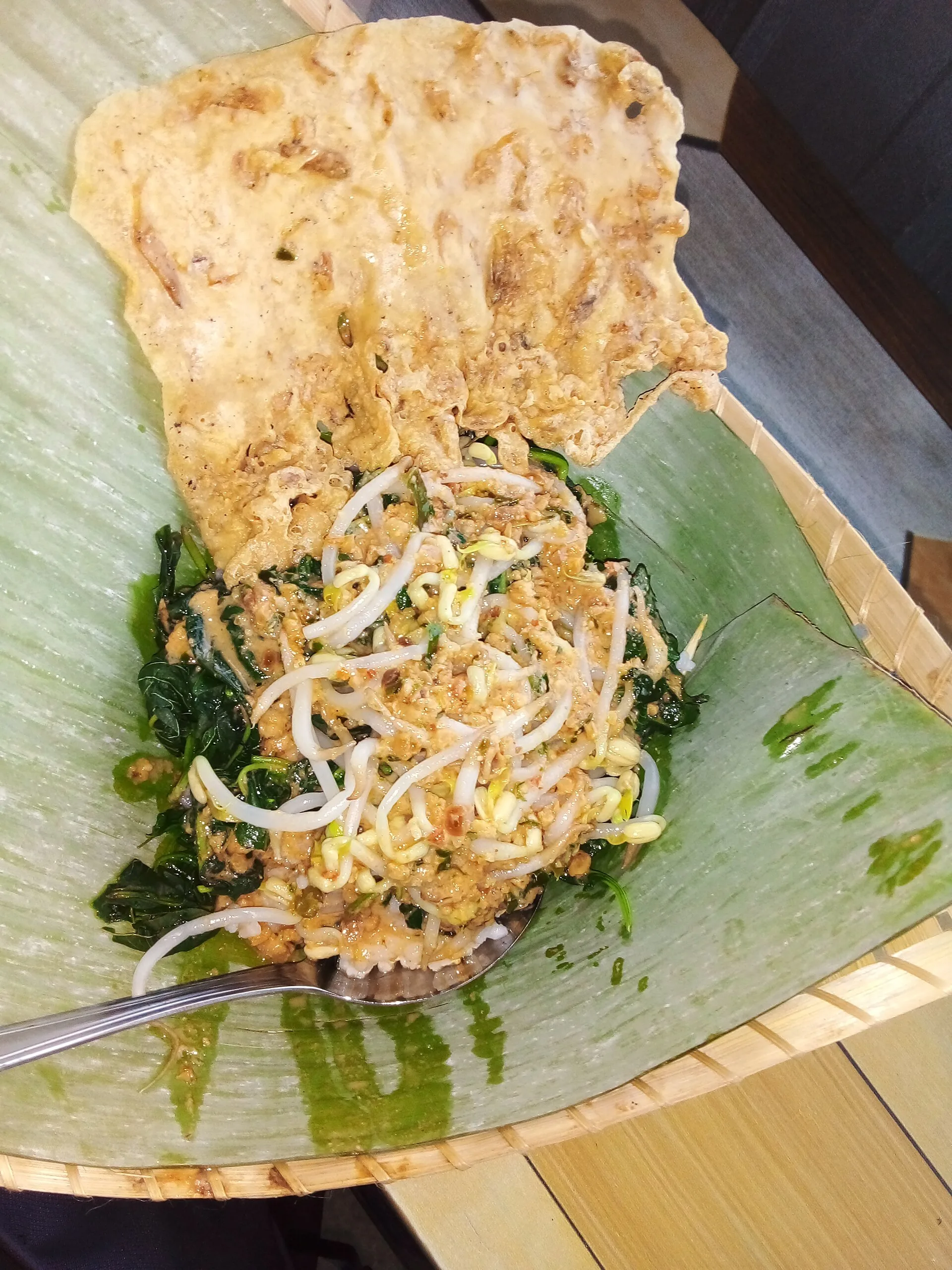 Bumbu kacang : la sauce cacahuète du gado-gado, recette et ratio 9 Une assiette de pecel, légumes cuits nappés d'une sauce cacahuète brune, servie avec du riz