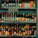 Les étagères d'une vieille épicerie de Taïwan, couvertes de bouteilles de sauce soja et de condiments aux étiquettes chinoises