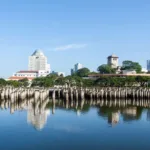 Les tours de Johor Bahru, en Malaisie, qui se reflètent dans l'eau par une journée ensoleillée