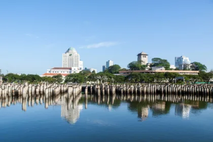Les tours de Johor Bahru, en Malaisie, qui se reflètent dans l'eau par une journée ensoleillée