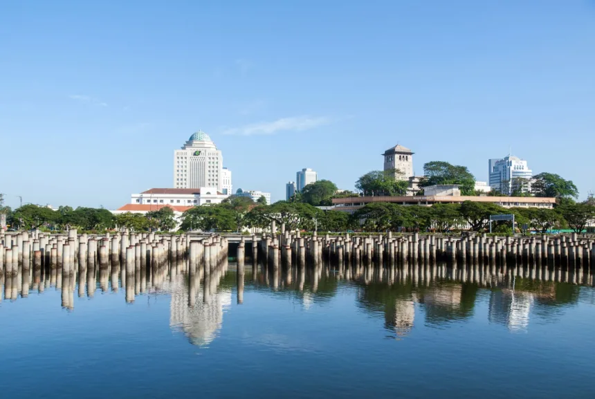 Les tours de Johor Bahru, en Malaisie, qui se reflètent dans l'eau par une journée ensoleillée